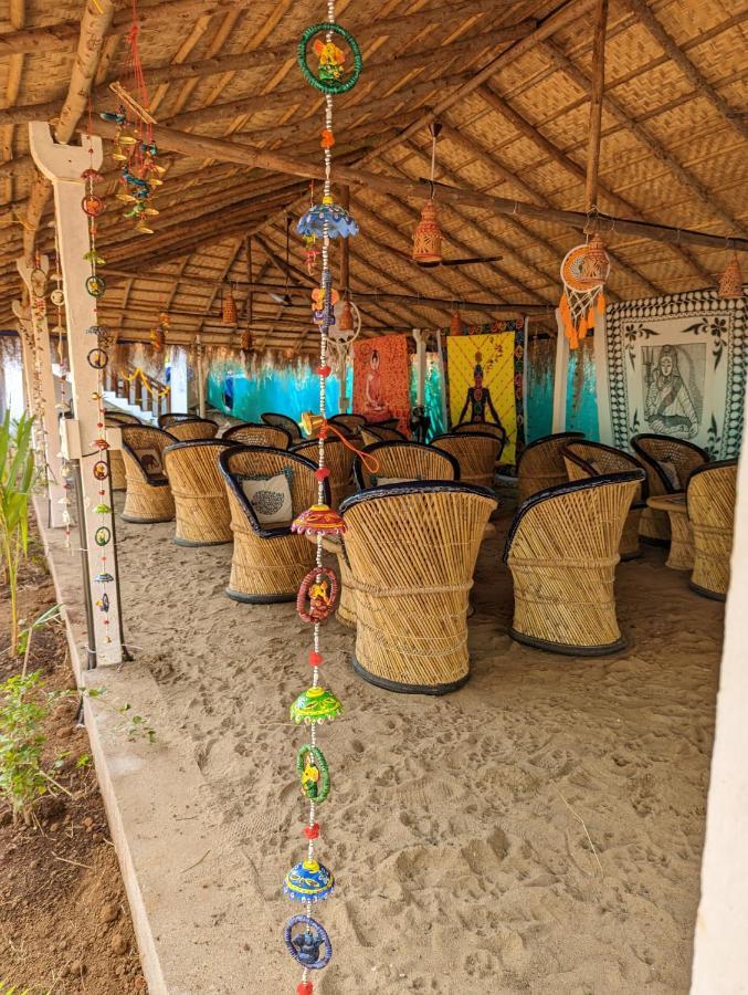 Отель Hippie Paws Мандрем Экстерьер фото