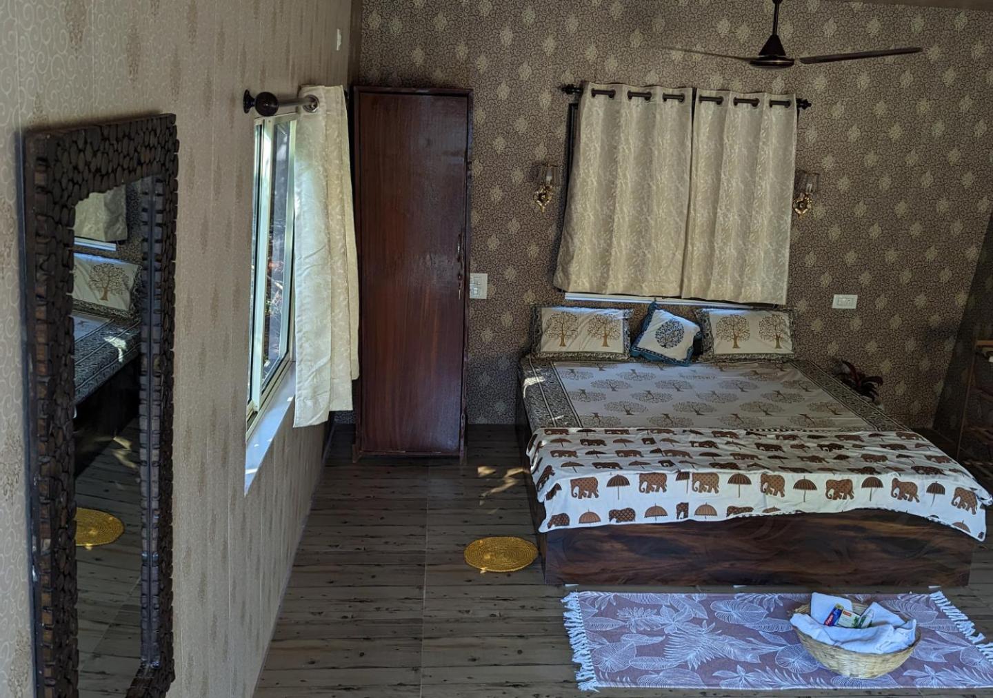Отель Hippie Paws Мандрем Экстерьер фото